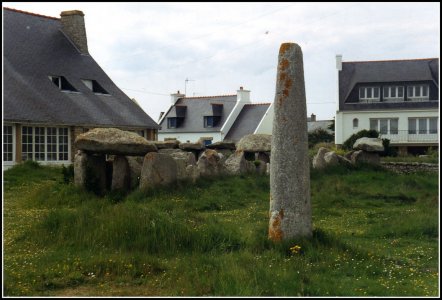 Megalithes à St Guenolé (Finistère).jpg
