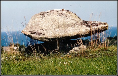 Megalithe à Poullan sur mer (Finistère).jpg