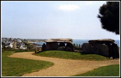 Megalithes à Pors Poulhan (Finistère).jpg