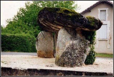 Dolmen à Brantome (Dordogne).jpg