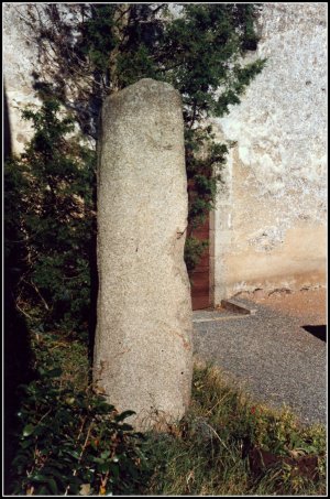 Menhir a Semur en Auxois (Cote d'or).jpg