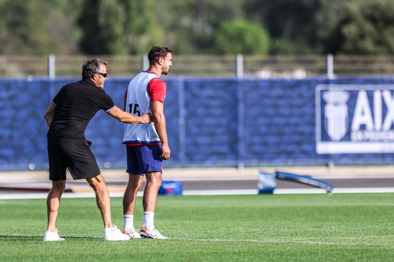 Fabien Galthié et Melvyn Jaminet pendant un entraînement du XV de France lors de la Coupe du monde 2023.
